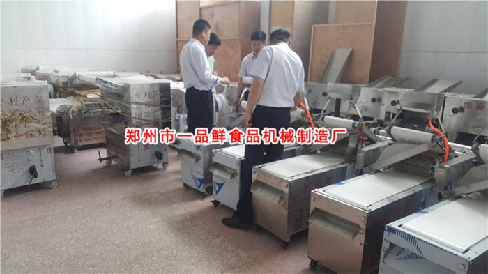 客戶(hù)考察多功能扯面機(jī)